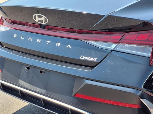 Used 2025 Hyundai Elantra Limited FWD image 23