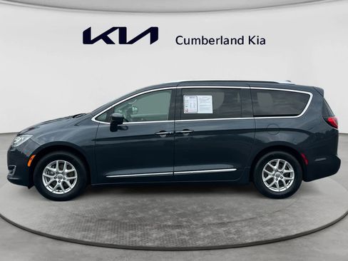 Used 2020 Chrysler Pacifica Touring-L FWD image 2