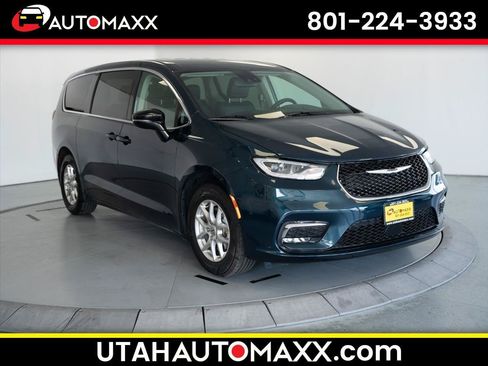 Used 2024 Chrysler Pacifica Touring-L FWD image 1