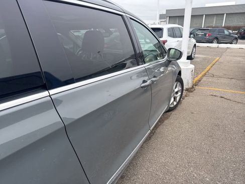 Used 2020 Chrysler Pacifica Limited image 29