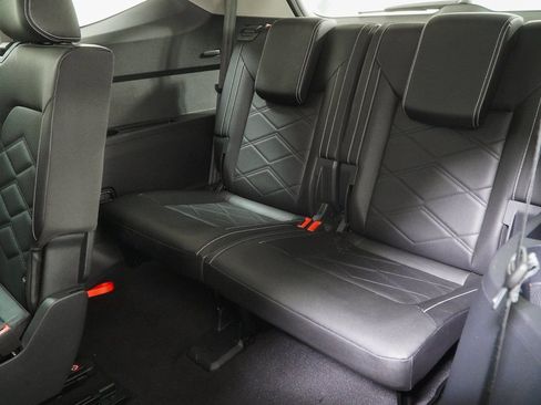 Used 2025 Volkswagen Atlas SE image 46