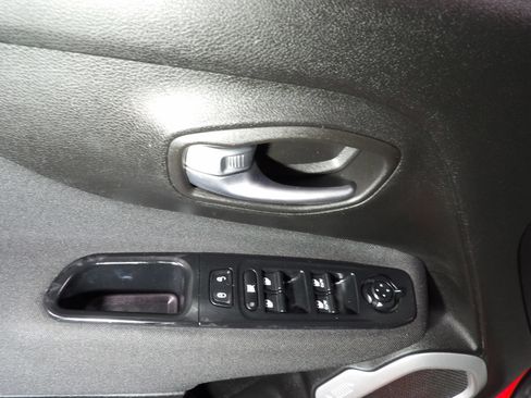 Used 2018 Jeep Renegade Latitude FWD image 9