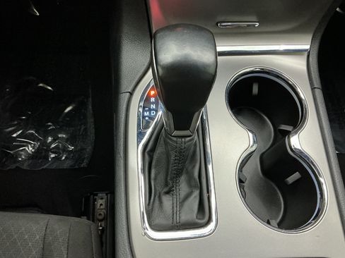 Used 2021 Jeep Grand Cherokee Laredo AWD/4WD image 34