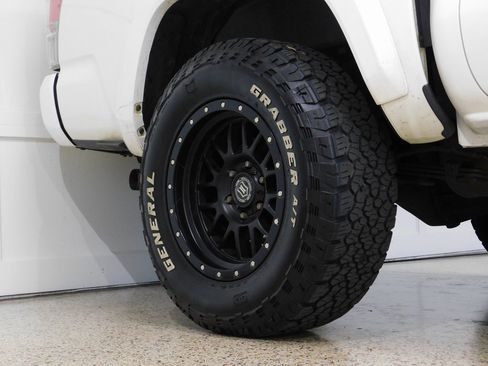 Used 2017 Toyota Tacoma Limited image 8