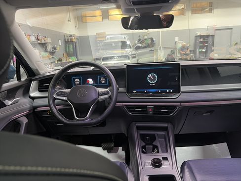 Certified 2025 Volkswagen Tiguan SE AWD/4WD image 29