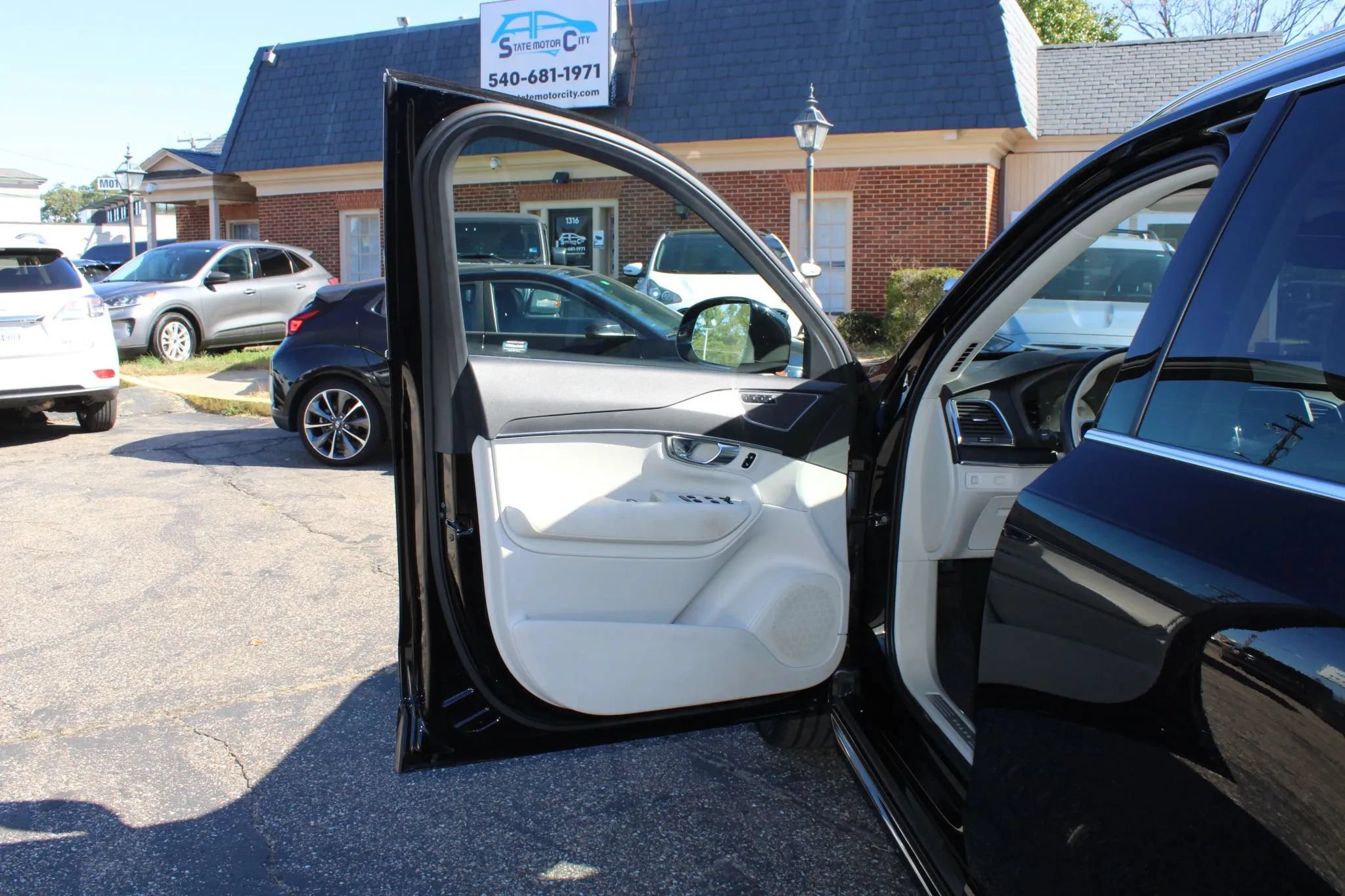Used 2020 Volvo XC90 T6 Momentum AWD/4WD image 9