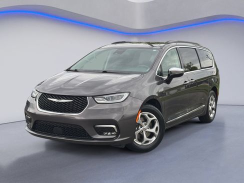 Used 2023 Chrysler Pacifica Limited FWD image 2