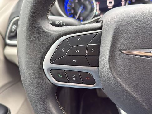 Used 2023 Chrysler Pacifica Touring-L FWD image 28
