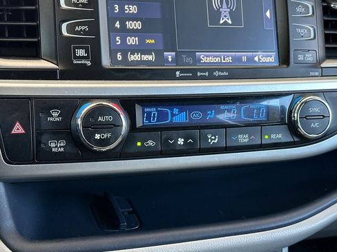Used 2017 Toyota Highlander Limited AWD/4WD image 23