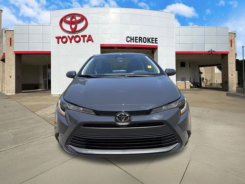 Used 2025 Toyota Corolla LE FWD image 2