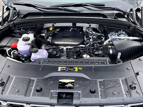 New 2026 Jeep Grand Cherokee Altitude image 9