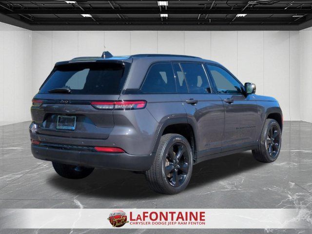Used 2023 Jeep Grand Cherokee Altitude AWD/4WD image 5