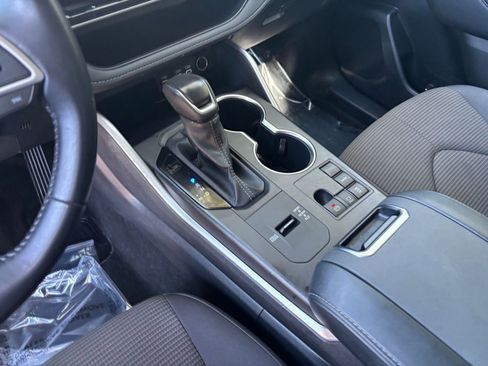 Used 2025 Toyota Highlander LE FWD image 43