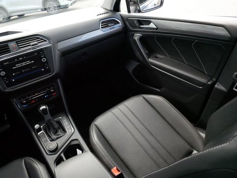 Used 2023 Volkswagen Tiguan SE w/ Panoramic Sunroof Package AWD/4WD image 11