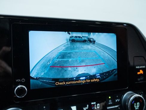 Used 2023 Toyota Highlander XLE AWD/4WD image 25