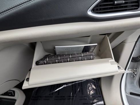 Used 2020 Chrysler Pacifica Limited w/ 8-pass Seating Package image 53