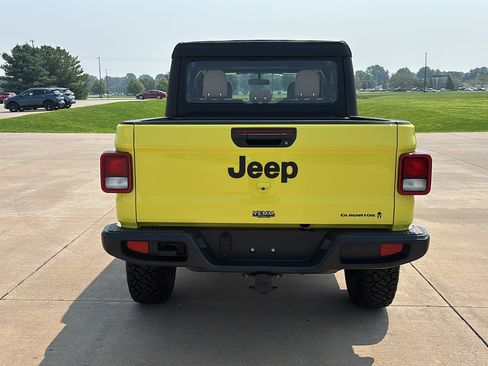 Used 2023 Jeep Gladiator Sport w/ Off Road Group image 8