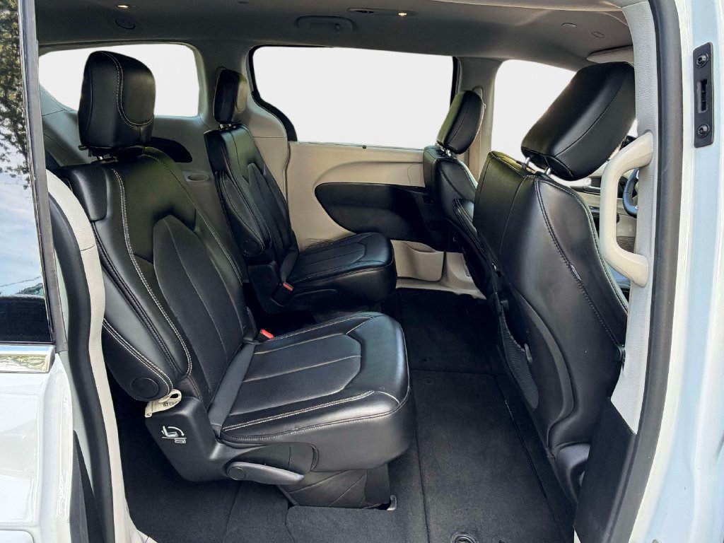 Used 2024 Chrysler Pacifica Touring-L FWD image 10