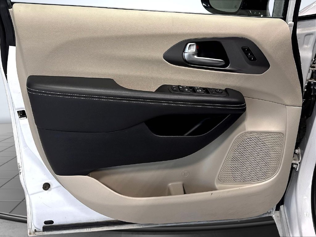 Used 2024 Chrysler Pacifica Touring-L FWD image 23