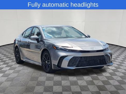 Used 2025 Toyota Camry SE FWD image 2