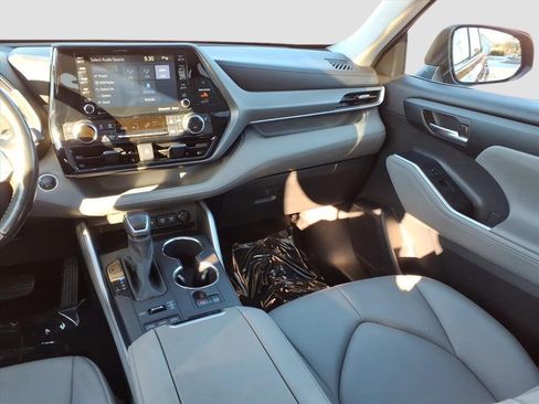 Used 2021 Toyota Highlander XLE image 14