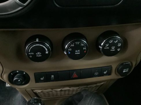 Used 2015 Jeep Wrangler Unlimited Rubicon AWD/4WD image 17
