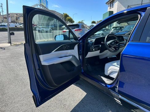 Used 2024 Cadillac Lyriq Sport AWD/4WD image 9