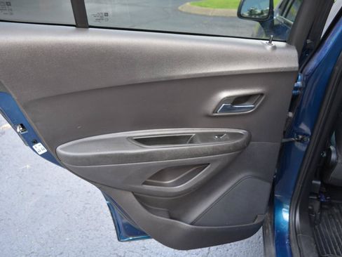Used 2020 Chevrolet Trax LT FWD image 12