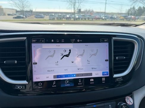 Used 2022 Chrysler Pacifica Touring-L image 14