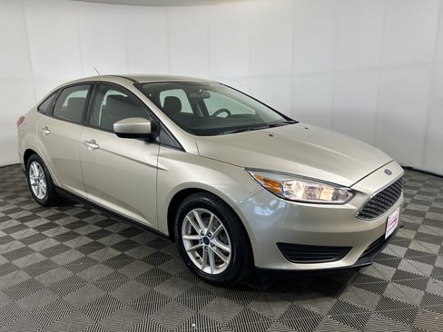 Used 2018 Ford Focus SE FWD image 3