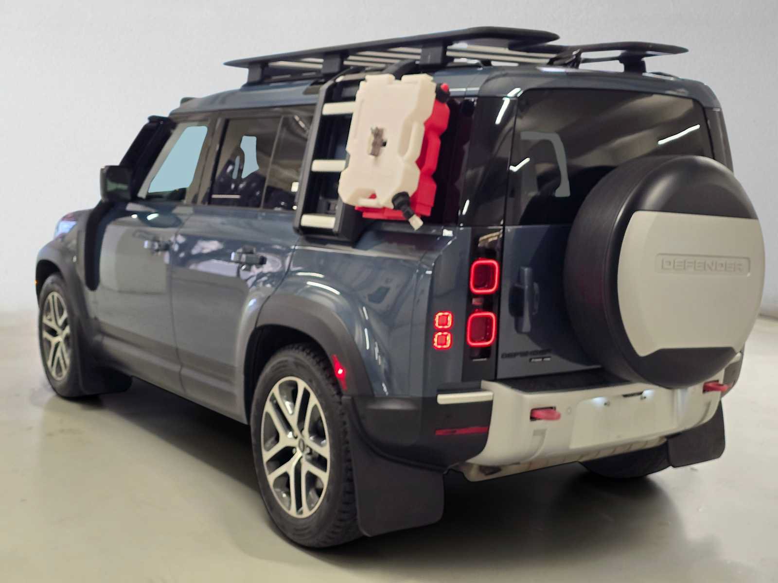 Used 2020 Land Rover Defender 110 HSE AWD/4WD image 4