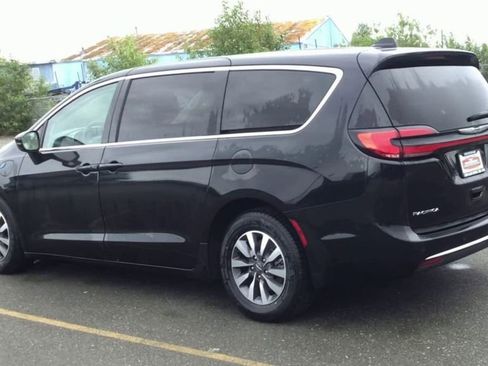 Used 2024 Chrysler Pacifica Select image 6