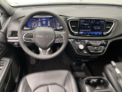 Used 2025 Chrysler Pacifica Select FWD image 14
