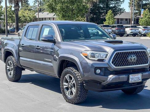 Used 2018 Toyota Tacoma TRD Sport w/ Technology Package image 5