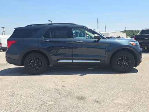 Used 2024 Ford Explorer XLT RWD image 6
