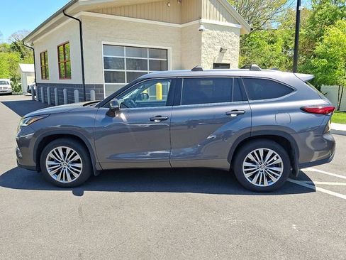 Used 2023 Toyota Highlander Platinum AWD/4WD image 3