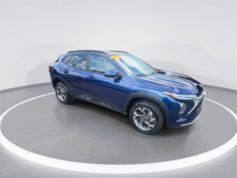 Used 2024 Chevrolet Trax LT w/ Driver Confidence Package image 2