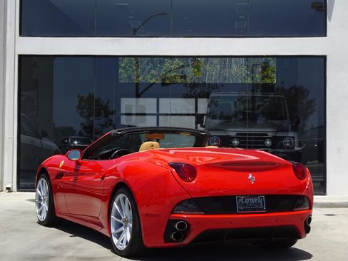 Used 2010 Ferrari California RWD image 5