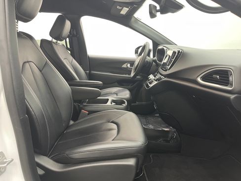 Used 2025 Chrysler Pacifica Select FWD image 31