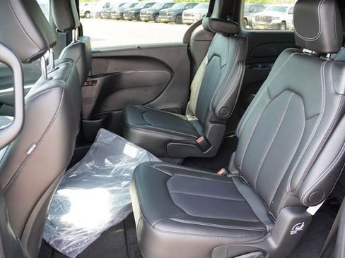 New 2026 Chrysler Pacifica Select AWD/4WD image 11