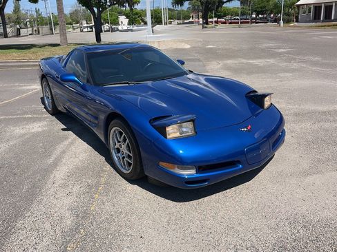 Used 2002 Chevrolet Corvette Coupe w/ Preferred Equipment Group1 image 2