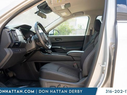 Used 2025 Nissan Pathfinder SV FWD image 3