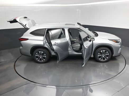 Used 2023 Toyota Highlander XLE FWD image 18