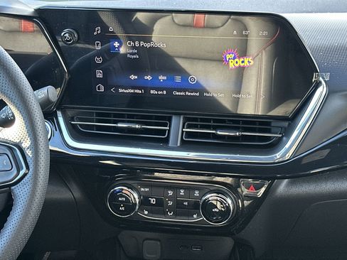 Certified 2025 Chevrolet Trax RS image 25