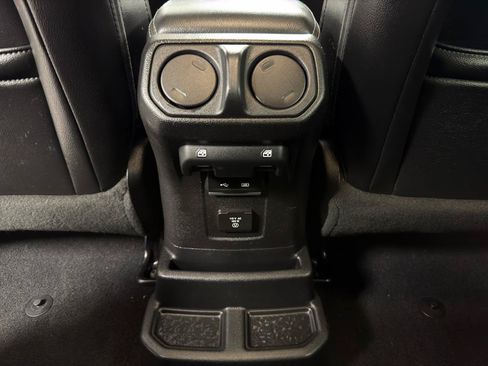 Used 2019 Jeep Wrangler Unlimited Sahara w/ Uconnect 4C Nav & Sound Group AWD/4WD image 31