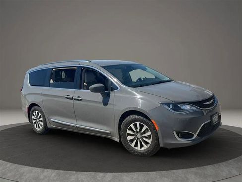 Used 2020 Chrysler Pacifica Touring-L Plus FWD image 6
