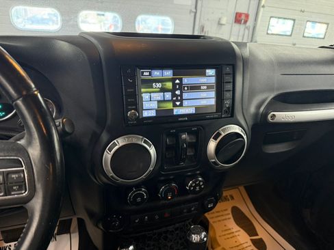 Used 2015 Jeep Wrangler Unlimited Rubicon w/ Dual Top Group AWD/4WD image 18