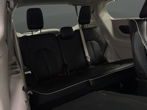 Used 2023 Chrysler Pacifica Limited w/ Uconnect Theater Family Group FWD image 27