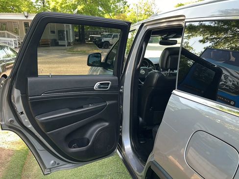 Used 2020 Jeep Grand Cherokee Limited w/ Luxury Group II image 18