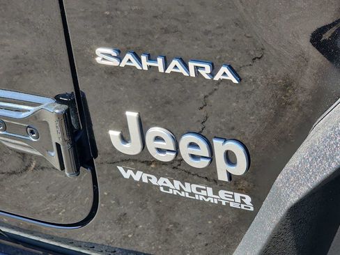 Used 2018 Jeep Wrangler Unlimited Sahara AWD/4WD image 11